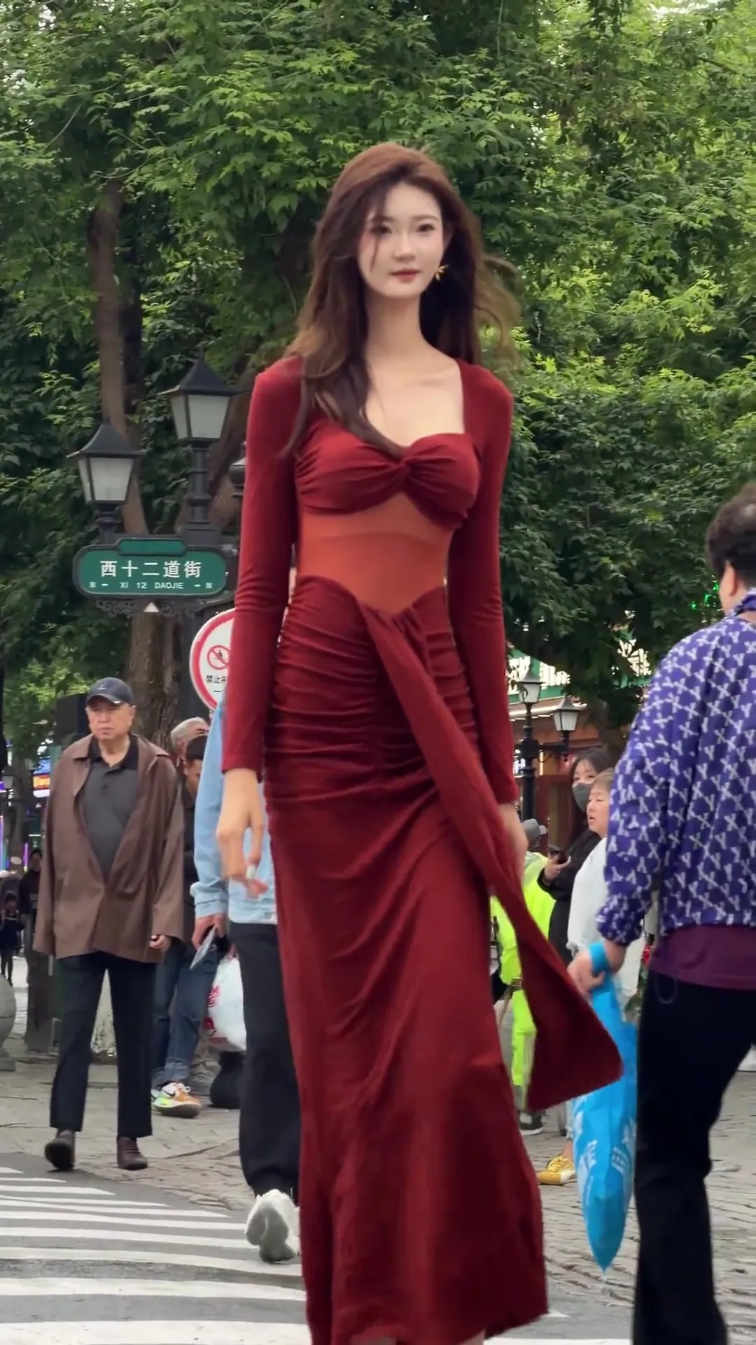 不打球可惜！2米身高的小姐姐走在街道是怎样场景？八尺夫人？