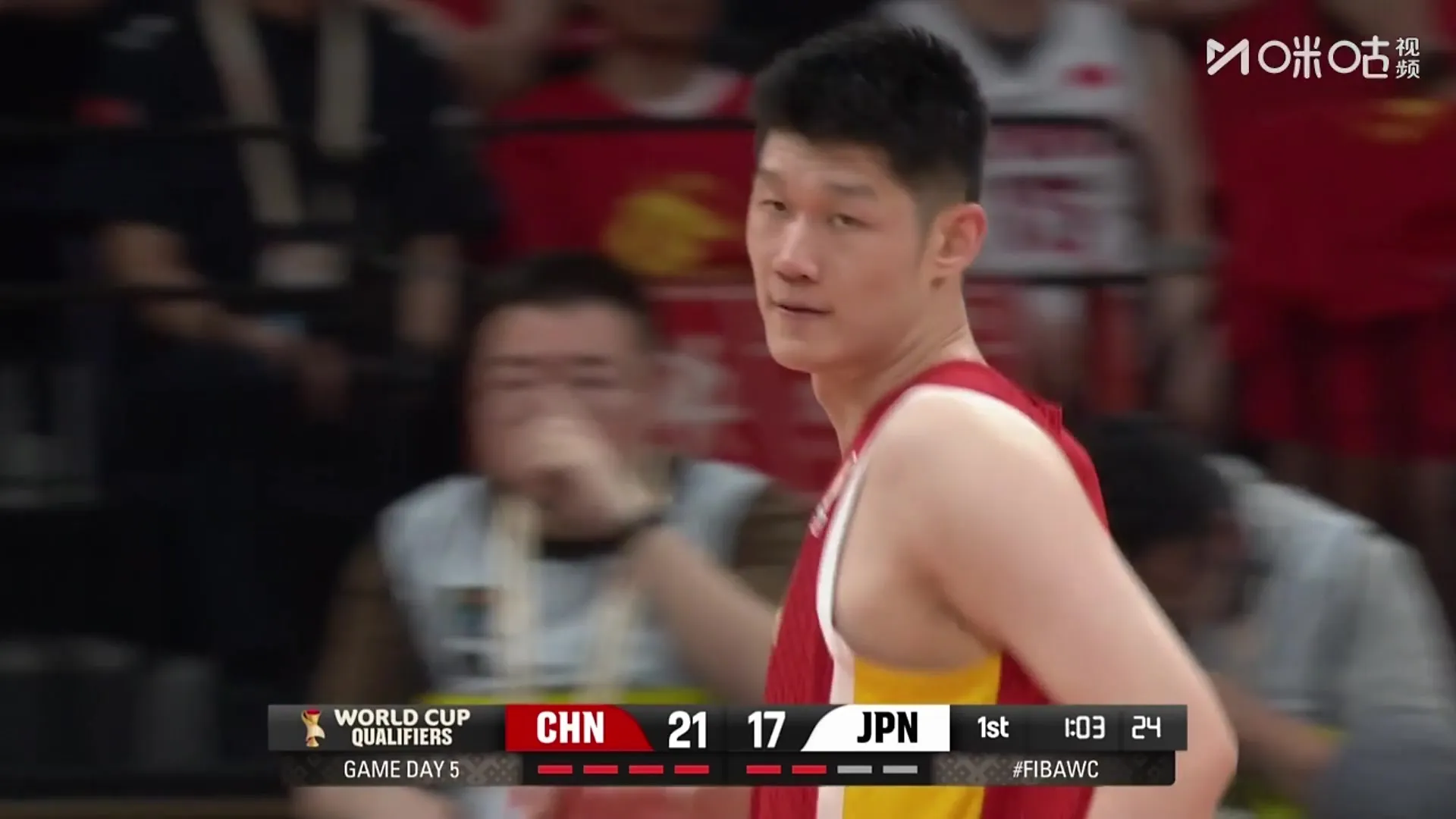 杨鸣锐评吹罚：这种造进攻犯规，实际上大多数都是半装半演！