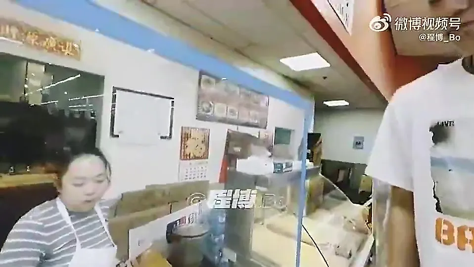 杨瀚森之前吃煎饼果子时想起周琦：我跟我琦哥也是梦幻联动了