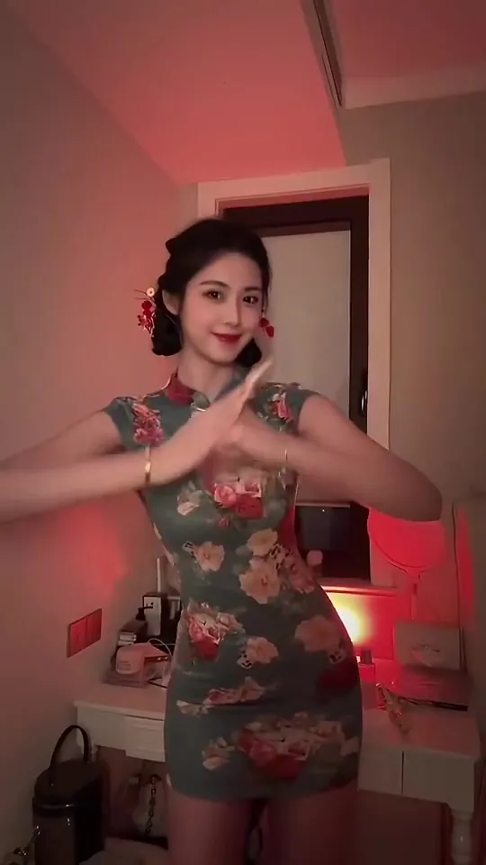 这腰臀比性感啊?女篮球员卓识穿新中式旗袍热舞~