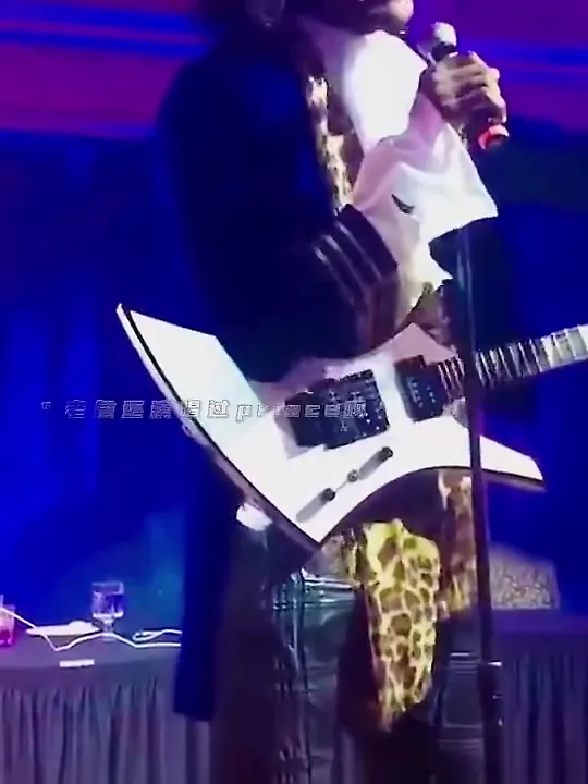 致敬偶像！名场面：詹姆斯15年万圣节曾扮过歌手Prince！