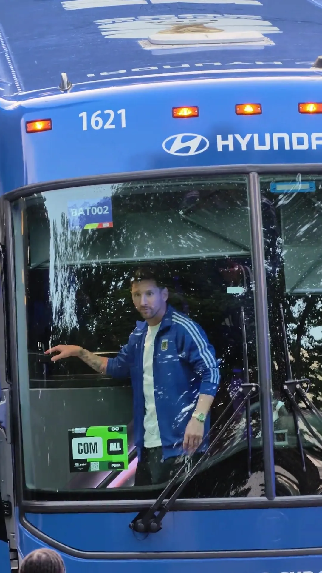 球迷赛后拍到梅西回酒店，下车的一瞬间全场高呼“messi~”