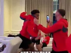 美国队看尼克斯逆转绝杀，队内马刺球迷被贴脸庆祝...