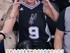青春啊??马刺女球迷赛琳娜扯球衣的动作太帅了 ...