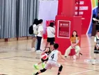 厉害了！小孩哥这全场一条龙运球过人上篮，简直秀翻了！