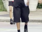 风格大变！亚马尔随西班牙队享受休息日，复古穿搭引人注目
