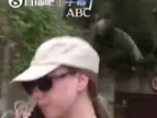 姆巴佩女友现身遭追问:法国出局你难过吗？你有安抚姆巴佩吗？