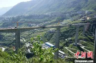 世界第一高钢管格构墩金阳河“三峡连心桥”顺利合龙  预计年底通车