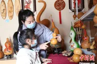 河北馆陶艺人葫芦上“种”粮画带动乡邻致富