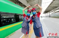 秦岭腹地再迎“复兴号”动车组 乘务员新装上阵