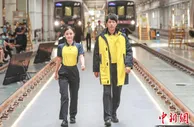 京港地铁28日启用新制服 智能车站机器人亮相发布