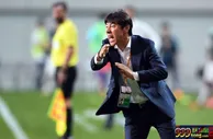 玩球网报：成绩太差？韩国队主帅机场遭球迷抗议 发布会取消