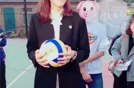 玩球花边：女神出没!魏秋月这身材惊艳 粉丝直呼2米大长腿