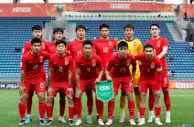 国青队员赛后与现场球迷一起庆祝：干掉韩国队！我们要去世青赛！