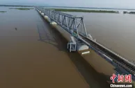 中俄首座跨江铁路大桥铺轨贯通
