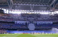 皇马球迷展示巨幅TIFO：国王和他的14座欧冠奖杯????