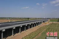 雄安对外骨干路网荣乌高速新线主线路面工程全部完工