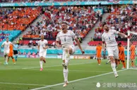 欧洲杯战报：10人荷兰0-2悲情出局，德里赫特染红，捷克将对阵丹麦