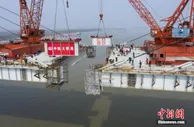 湖北赤壁长江公路大桥合龙 系世界跨度最大钢混结合梁斜拉桥