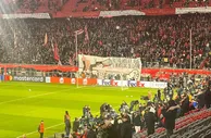 拜仁球迷竖起TIFO：我们的屠夫斩断卡塔尔长臂