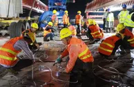 成都经济区环线高速公路跨线特大桥成功跨越宝成铁路线