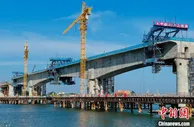 汕汕铁路鳌江特大桥跨龙江连续梁提前71天合龙