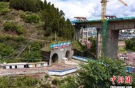 云南大瑞铁路秀岭隧道贯通刷新多项纪录