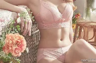 足球花边：完美比例！天使脸孔《白俄罗斯女模》内衣广告网友直呼「好仙」！