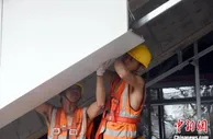 联通东盟的南凭高铁南崇段站房建设近尾声 五一假期建设忙