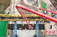 渝昆高铁川渝段站前四标首个连续梁浇筑合龙
