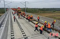 郑万高铁湖北段开始铺轨  计划明年全线建成通车