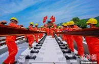 昌景黄高铁安徽段进入铺轨施工阶段