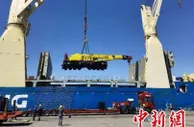 中国企业首次出口具备桥梁救援能力铁路起重机