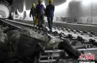 联通东盟 广西首条高铁盾构隧道无砟轨道施工完成