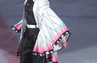 足球花边：日本花式滑冰女神《本田真凛》Cos「蝴蝶忍」在运动场上翩翩起舞！