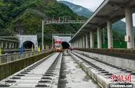 成都至兰州铁路成川段铺轨施工作业进入高原段
