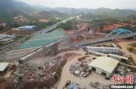 梅龙、赣深铁路并行段项目跨线桥全部合龙