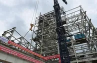 中资柬埔寨西港火电项目#1机组锅炉大板梁顺利吊装