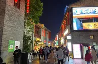 撸串、小龙虾……多地官员带头上街吃夜宵促消费