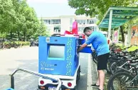 无人车“快递员”跑进高校 一天能送300个快递