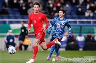 足球资讯：为什么中国队这次世预赛无法阵容年轻化？确实很多位置没年轻人选