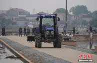 探访湖南首个无人农场：农人一键抛秧 无人机精准施肥