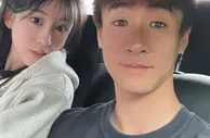 韦世豪妻子晒两人合照：这个人好像歪果仁，长得还挺帅气