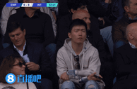 国米迟迟打不开局面，看台上的张康阳眉头紧锁