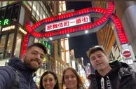 波切蒂诺夜游东京，在娱乐中心歌舞伎町拍照留念