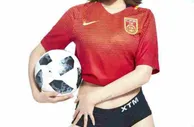 足球花边：甜美足球宝贝拍摄写真庆祝国足进12强