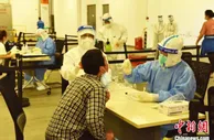 （上海战疫录）医疗机构进驻企业开展核酸检测 助高效复工复产