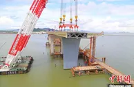 珠海金海特大桥鹤洲侧首孔钢箱梁成功架设