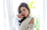 足球宝贝：模特@艾静香 三亚旅拍发布，性感白色礼服搭配白色高跟，勾勒出丰腴婀娜身段，美腿修长动人
