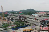 广湛高铁广珠广茂联络线首座连续梁合龙